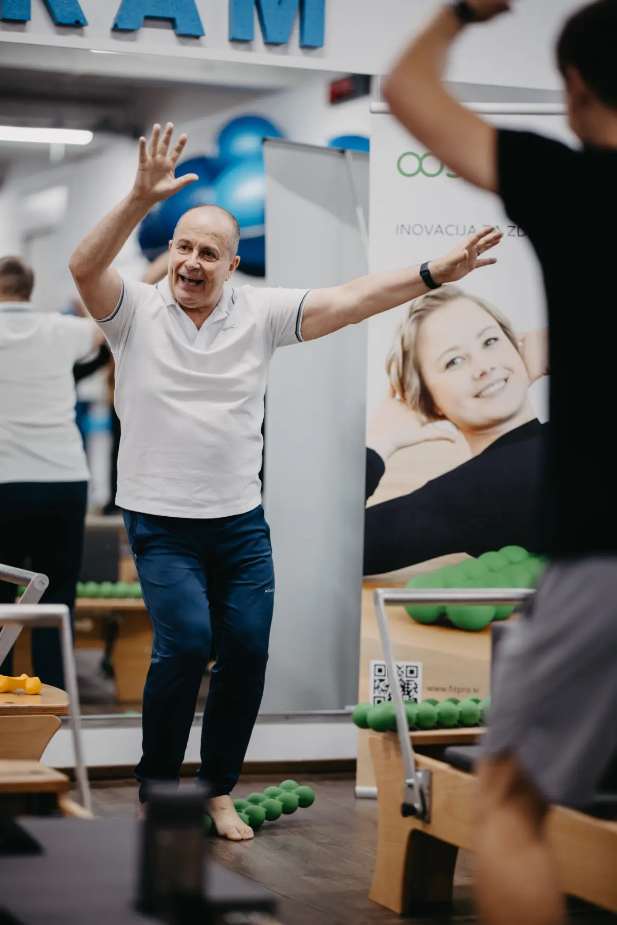 BODIFIT Pilates Konvencija 2025 — prezenter med dinamičnim prikazom