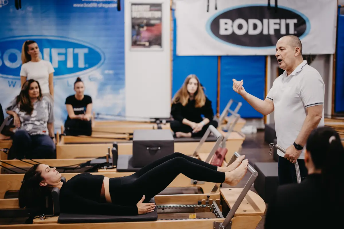 BODIFIT Pilates Konvencija 2025 — strokovnjak pri praktičnem delu z udeleženko