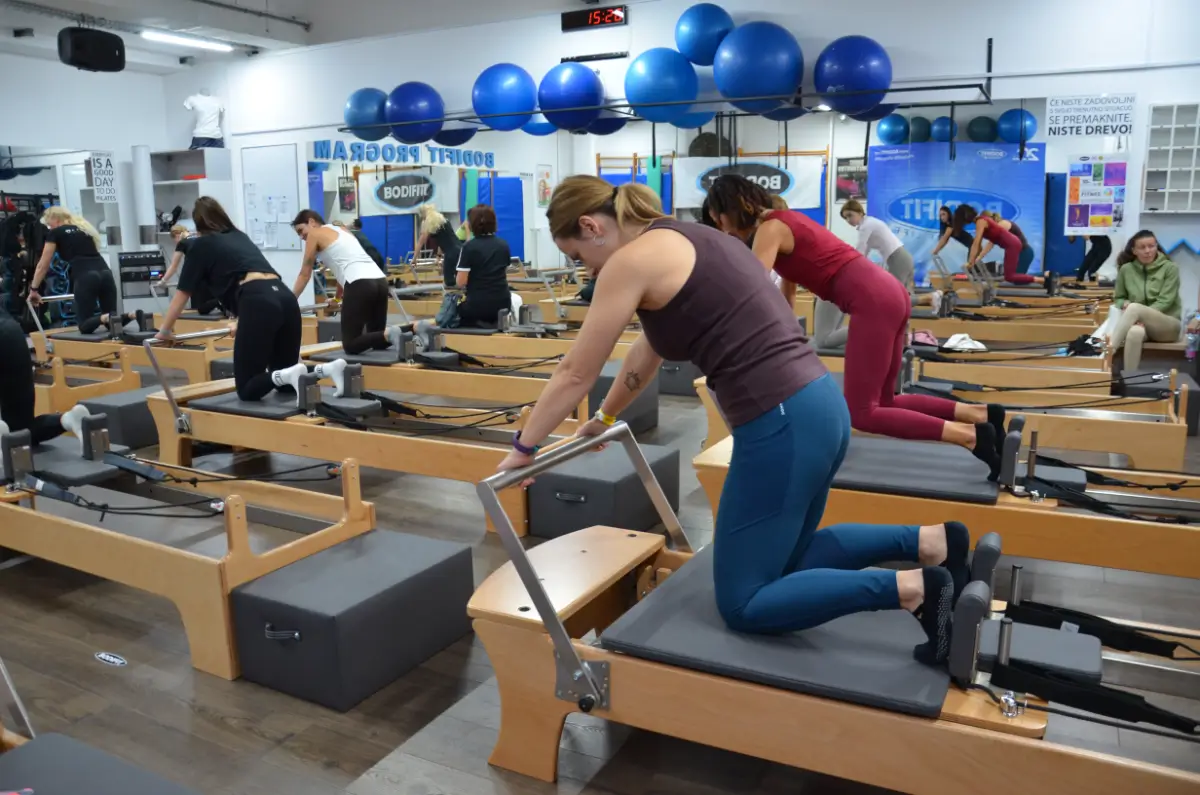 BODIFIT Pilates Konvencija 2025 — udeleženci med vadbo na reformerjih