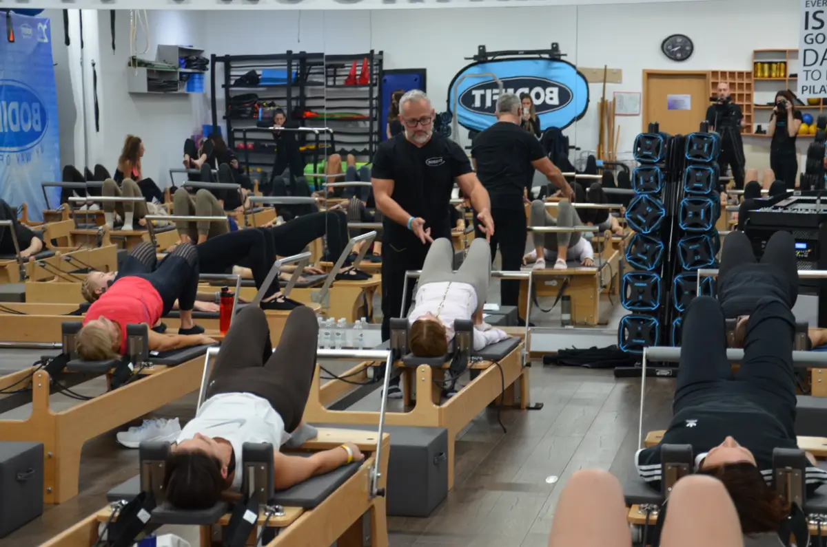 BODIFIT Pilates Konvencija 2025 — polna dvorana udeležencev na reformerjih